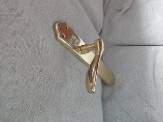 Manilla de puerta dorada