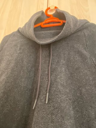 Jersey oscuro cuello alto
