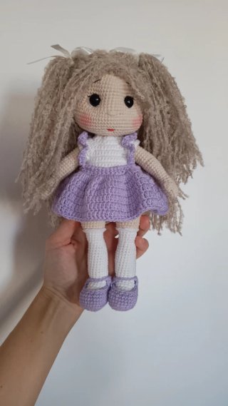Bambola amigurumi fatta a mano