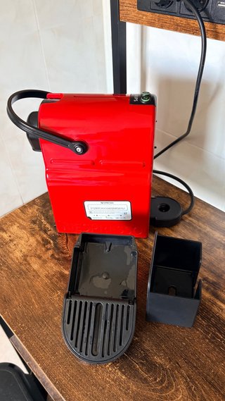 Cafetera Nespresso Roja - PARA ARREGLAR/ PIEZAS