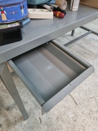 Banco de trabajo metálico gris