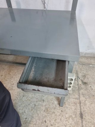 Banco de trabajo metálico gris