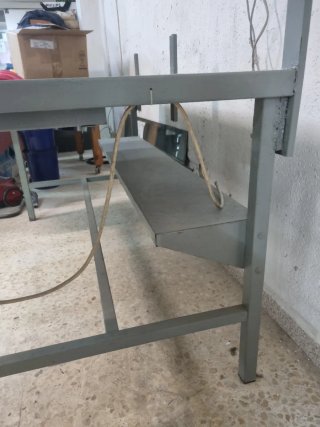 Banco de trabajo metálico gris