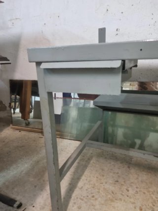 Banco de trabajo metálico gris