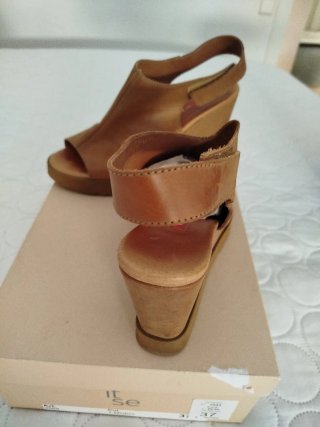 Sandalias de cuña marrón claro