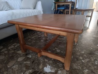 Mesa de centro de pino, medidas 80x80x45.