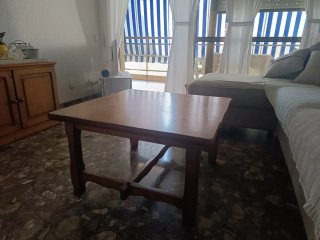 Mesa de centro de pino, medidas 80x80x45.