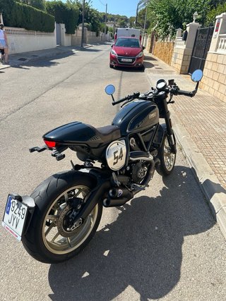 Ducati Scrambler Cafe Racer 850 Negra como nueva