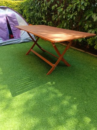 Mesa de jardín de madera marrón con sombrilla