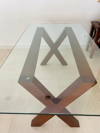 Mesa cristal y nogal, mas 6 sillas ratán