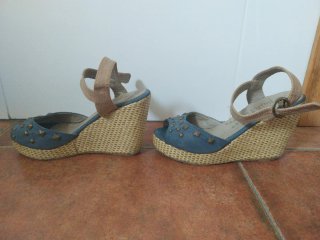 Sandalias cuña azules con tachuelas doradas