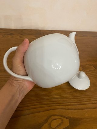 Teiera in porcellana bianca