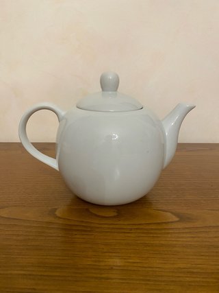 Teiera in porcellana bianca