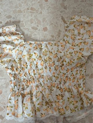 Camiseta floral manga abullonada