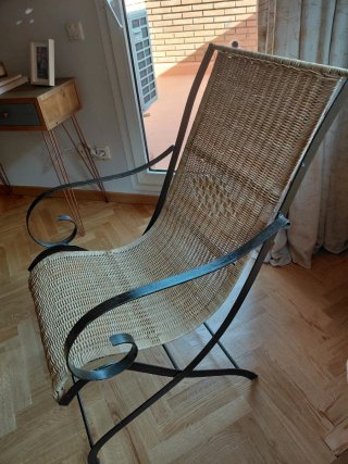 Silla de hierro y mimbre