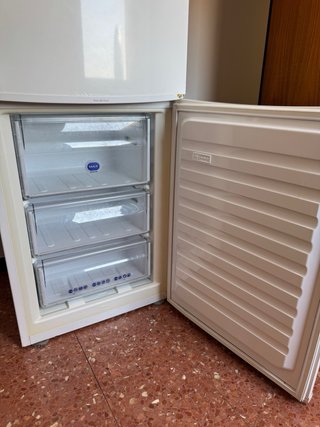 Nevera y Congelador Whirlpool 300L