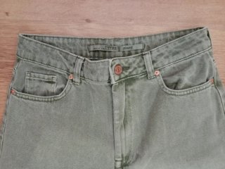 El pantalón es de la marca Tiffosi (modelo Bonnye)