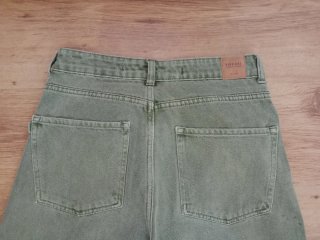 El pantalón es de la marca Tiffosi (modelo Bonnye)