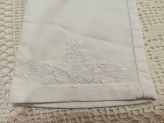 Pantalón premamá blanco con bordado