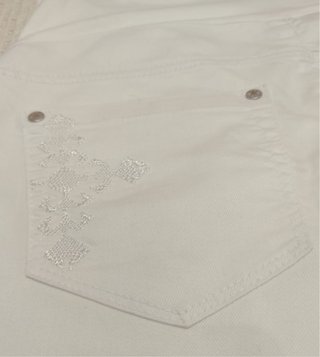Pantalón premamá blanco con bordado