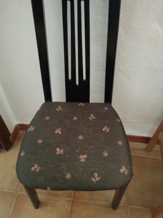 6 sillas de salón negras con tapizado floral