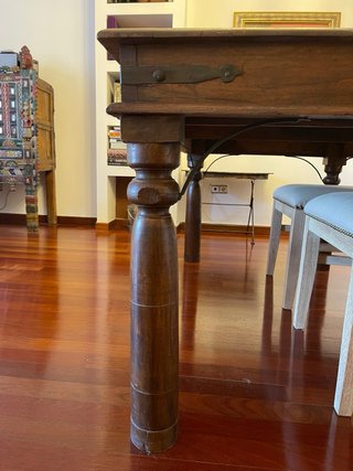 Mesa de comedor de madera rústica