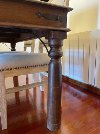 Mesa de comedor de madera rústica