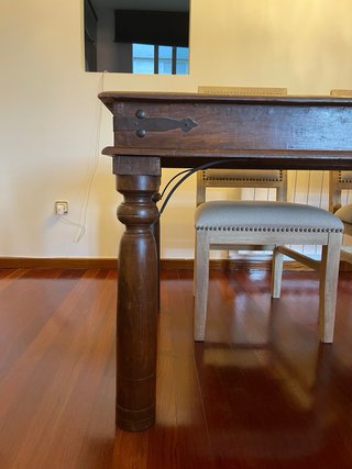 Mesa de comedor de madera rústica