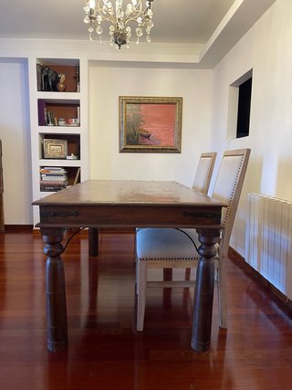 Mesa de comedor de madera rústica