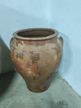 Tinaja antigua de barro con asas