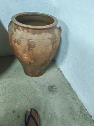 Tinaja antigua de barro con asas