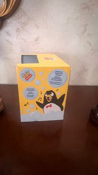 Caja de juguete Wheezy Squeaky Penguin
