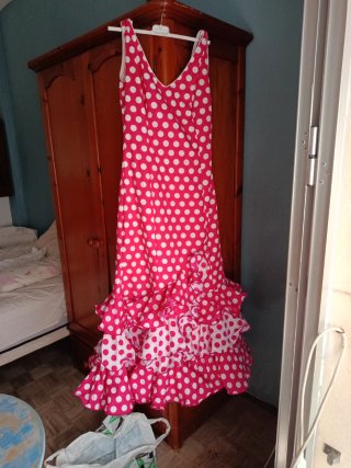 Traje de flamenca rojo con lunares blancos