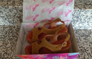 Sandalias cuña Wikers beige y marrón
