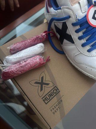 Zapatillas Munich blancas azul y granate