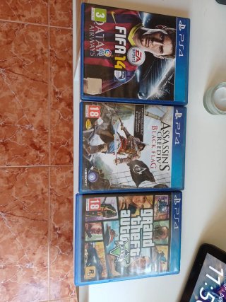 PS4 Slim Negra con mando transparente y 3 juegos
