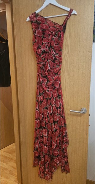 Precioso vestido de diseño estilo romántico.