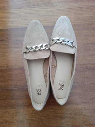 Zapatos planos beige con cadena plateada