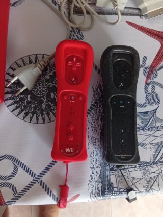 Consola Nintendo Wii Roja y Negra Completa