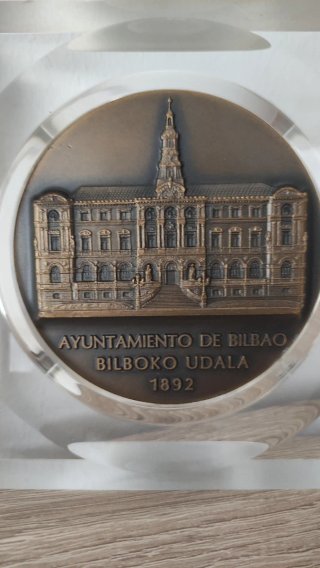 Medalla Ayuntamiento Bilbao con peana 1892