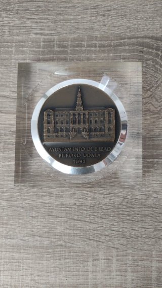 Medalla Ayuntamiento Bilbao con peana 1892