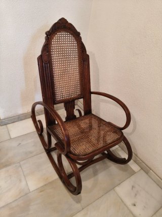 Mecedora de madera y mimbre