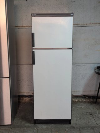 Nevera blanca con congelador superior
