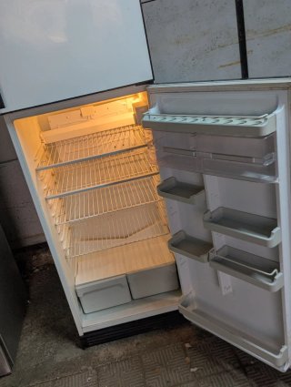 Nevera blanca con congelador superior