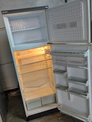 Nevera blanca con congelador superior