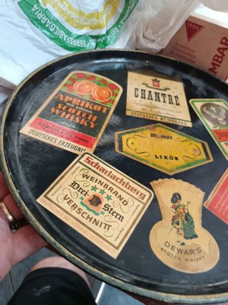 Vassoio anni '50 con etichette di liquori, bar, caffè