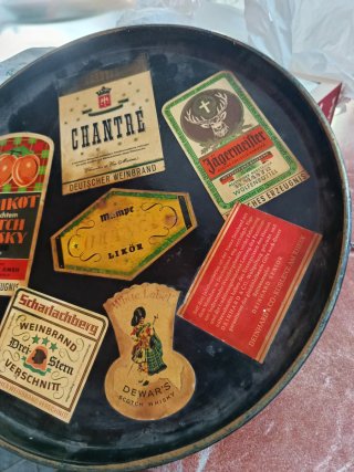 Vassoio anni '50 con etichette di liquori, bar, caffè