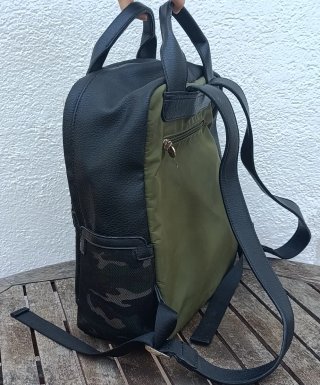 Mochila Desigual Negra y Verde Militar