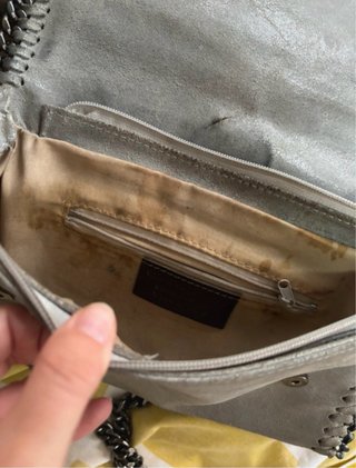 Bolso de mano con cadena gris