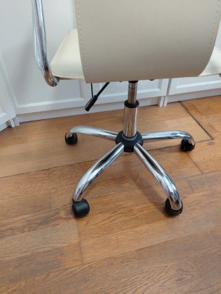 Silla de oficina beige y plateada